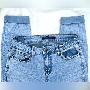 Junior’s light stonewash denim ankle jeans, size 7